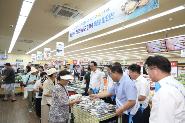 노동진 수협중앙회장(가운데)이 31일 양식 전복 긴급 할인 판촉이 열리고 있는 GS더프레시 명일점을 방문해 시민들에게 구매를 독려하고 있다. 수협 제공