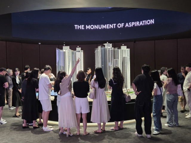 지난달 31일 문을 연 써밋 리미티드 남천 견본주택에서 방문객들이 모형도를 관람하고 있다. 대우건설 제공