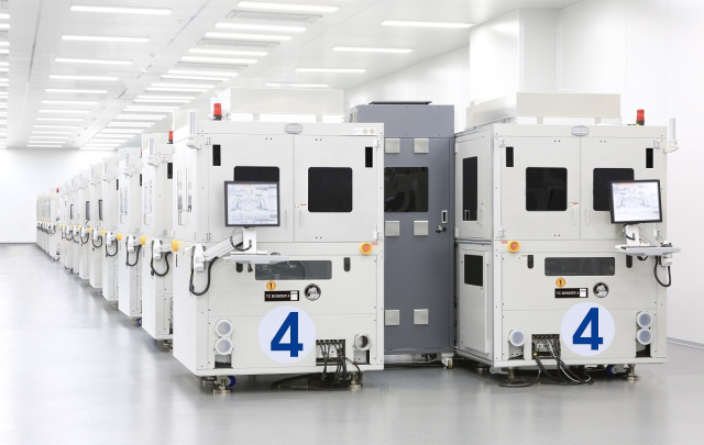 한미반도체는 6세대 고대역폭 메모리(HBM) 'HBM4'의 제조 장비인 'TC 본더 4' 생산을 시작했다고 지난달 4일 밝혔다. 사진은 한미반도체 HBM4용 'TC 본더 4'. 한미반도체 제공. 연합뉴스