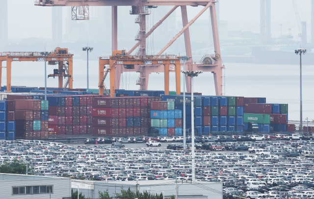 1일 경기도 평택항에 쌓여 있는 컨테이너와 세워져 있는 수출용 자동차 모습. 연합뉴스