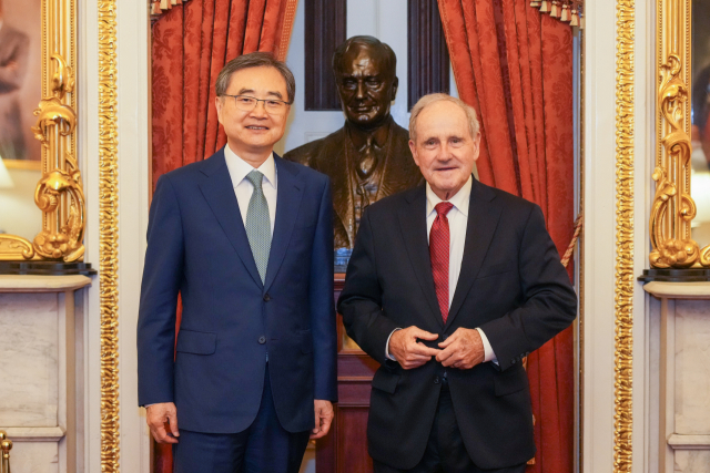 조현 외교부 장관이 지난 31일(현지시간) 미국 워싱턴DC에서 짐 리쉬 상원 외교위원장(공화)과 기념촬영을 하고 있다. 연합뉴스