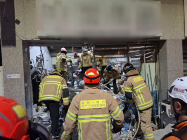 창원소방본부 소속 대원들이 지난달 31일 오후 10시 46분 창원시 마산회원구 양덕동 2층짜리 상가주택의 1층 천장(2층 바닥)이 무너져 내린 현장을 수습하고 있다. 창원소방본부 제공