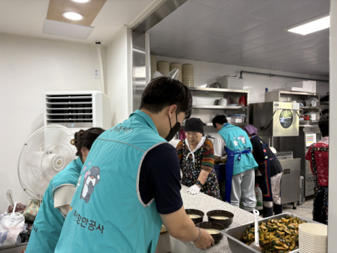 콩국수 배식봉사 중인 부산항만공사 직원들