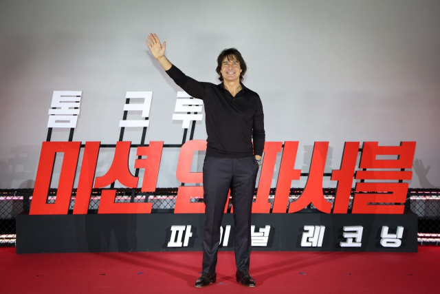 2025 상반기 흥행 1위를 기록한 '미션 임파서블: 파이널 레코닝' 주연 톰 크루즈가 지난 5월 8일 서울 롯데시네마 월드타워에서 열린 기자간담회에서 인사를 하고 있다. 롯데엔터테인먼트 제공