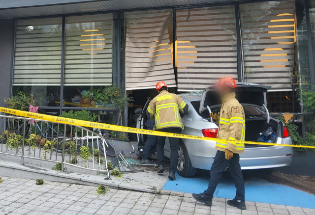 1일 오후 2시께 경기 용인시 수지구 상현동의 한 식당에 주행 중인 승용차가 돌진하는 사고가 났다. 연합뉴스