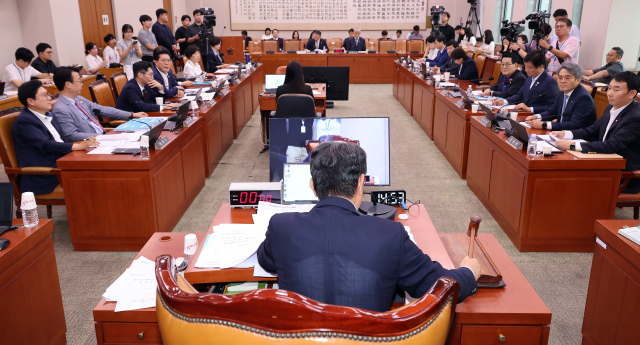 1일 서울 여의도 국회에서 열린 법제사법위원회 전체회의에서 상법 일부개정법률안이 통과되고 있다. 연합뉴스