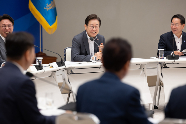 이재명 대통령이 1일 서울 용산 대통령실 청사에서 전국 시도지사 간담회를 하고 있다. 연합뉴스