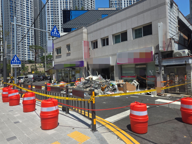 1일 오후 경남 창원시 마산회원구 양덕동 한 상가주택 앞에 검은 토사와 온갖 가재도구 등이 주택 앞에 수북하게 쌓여 있다. 이 주택은 지난달 31일 밤 1층 천장(2층 바닥)이 무너져 내려 4명이 사상했다. 강대한 기자