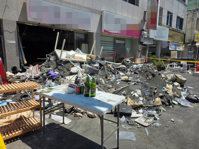 1일 오후 경남 창원시 마산회원구 양덕동 한 상가주택 앞에 검은 토사와 온갖 가재도구 등이 주택 앞에 수북하게 쌓여 있다. 이 주택은 지난달 31일 밤 1층 천장(2층 바닥)이 무너져 내려 4명이 사상했다. 강대한 기자