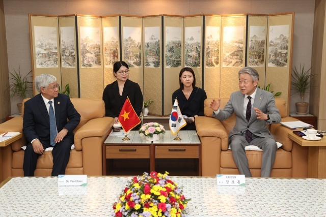 강호동 농협중앙회 회장이 31일 서울 중구 농협중앙회 본관에서 베트남 도 반 찌엔 조국전선중앙위원회 위원장을 만나 대화를 나누고 있다. 농협 제공