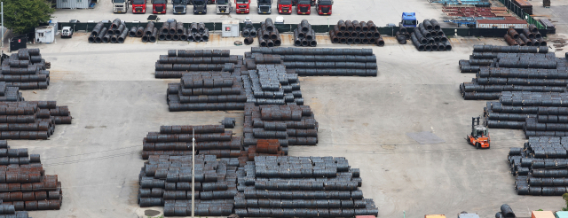 한미 관세 협상이 타결된 지난 31일 경기도 평택항에 철강 제품이 쌓여 있다. 도널드 트럼프 미국 대통령은 한국이 미국에 3500억 달러(약 487조 원)를 투자하는 등의 조건으로 한국에 대한 상호 관세를 기존 25%에서 15%로 낮추기로 했다고 지난 30일(현지시간) 밝혔다. 한국산 자동차에 대한 미국의 관세도 15%로 낮아진다. 철강·알루미늄에 대한 품목관세는 50%가 유지된다. 연합뉴스