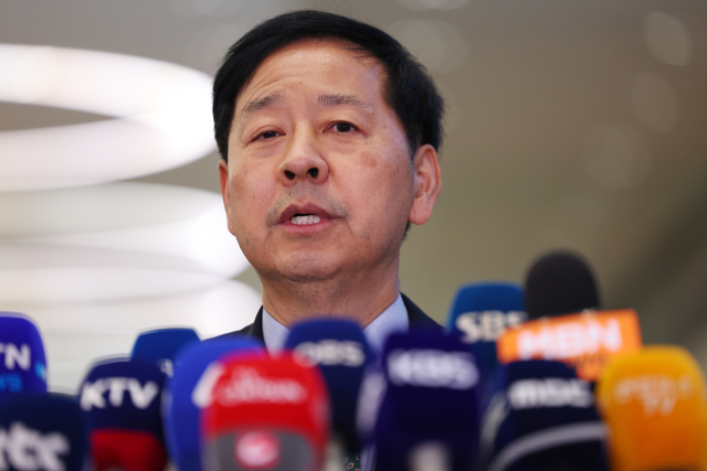 미국과의 무역협상을 마친 구윤철 경제부총리가 1일 인천국제공항 제2여객터미널을 통해 귀국해 취재진 질문에 답하고 있다. 연합뉴스