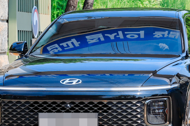 김건희 여사 관련 의혹들을 수사하는 민중기 특별검사팀 차량이 1일 윤석열 전 대통령에 대한 체포영장 집행에 실패한 뒤 경기도 의왕시 서울구치소에서 나오고 있다. 연합뉴스