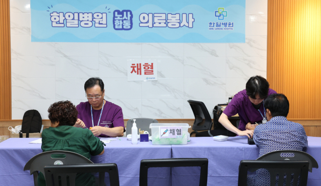 한국전력은 한일병원과 함께 지난 31일부터 이달 1일까지 이틀 동안 강원도 오지 전력설비 경과지 주민들에게 무료 종합 건강검진과 상담을 시행했다(혈액검사 모습). 한전 제공