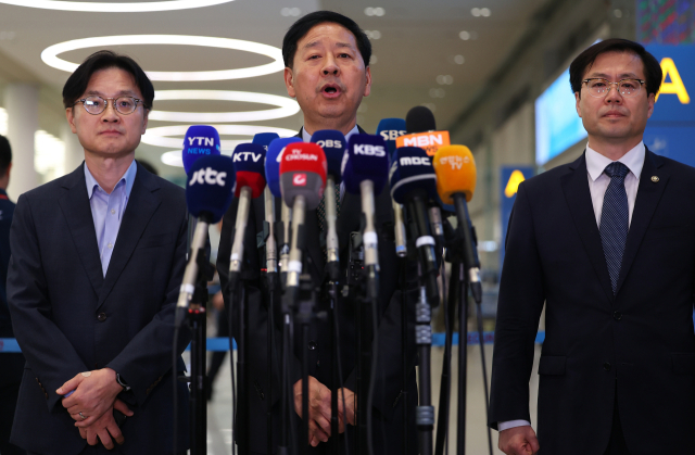 미국과의 무역협상을 마친 구윤철 경제부총리가 지난 1일 인천국제공항 제2여객터미널을 통해 귀국해 취재진 질문에 답하고 있다. 왼쪽부터 김정관 산업통상자원부 장관, 구 부총리, 여한구 통상교섭본부장. 연합뉴스