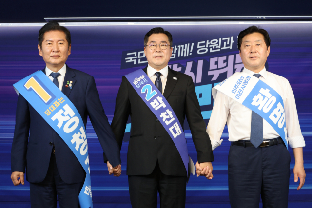 더불어민주당 정청래·박찬대(가운데) 당대표 후보, 황명선 최고위원 후보(오른쪽)가 20일 서울 여의도 당사에서 열린 8·2 전당대회 순회 경선 영남권 합동연설회에서 손을 잡고 인사하고 있다. 연합뉴스