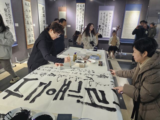 2024 중국 작가 시연 모습. 부산미술협회 제공