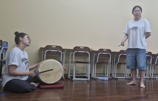 연희극 '어느 골짜기에 관한 논쟁'에서 작곡과 북 연주를 맡은 이지은(왼쪽) 씨와 사자 역 연기를 맡은 강민희 씨가 합을 맞춰보고 있다. 김희돈 기자