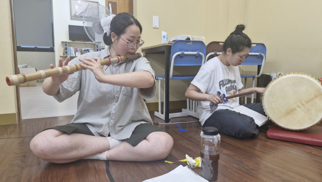 연희극 '어느 골짜기에 관한 논쟁'에서 대금 연주를 맡은 김현숙(왼쪽) 씨와 북 연주 이지은 씨. 부산대 한국음악학과 석사 과정에 재학 중인 김현숙 씨는 자신의 연주 스펙트럼이 넓어졌다고 말했다. 김희돈 기자