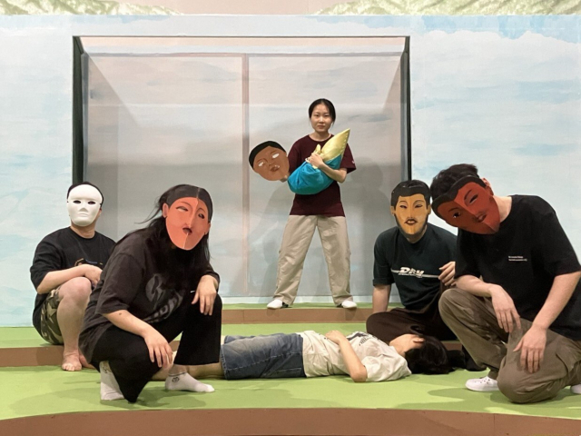 극단새벽의 청년 예술인 발굴 프로젝트를 통해 선발인 13명의 예비 예술인들이 오는 30일 무대에 올리는 연희극 '어느 골짜기에 관한 논쟁' 연습을 하고 있다. 극단새벽 제공