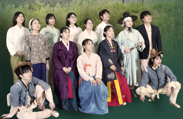 극단새벽의 '청년 예술인 발굴 프로젝트'에 최종 선발된 열세 명. 이들은 오는 30일 시작하는 연희극 '어느 골짜기에 관한 논쟁' 무대를 통해 예술인으로서 첫발을 내딛는다. 극단새벽 제공