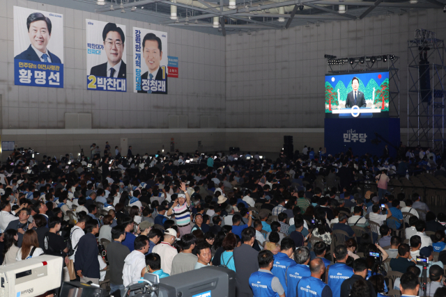 2일 고양 킨텍스에서 열린 더불어민주당 전국당원대회 개회식에서 이재명 대통령의 영상 축사가 상영되고 있다. 연합뉴스