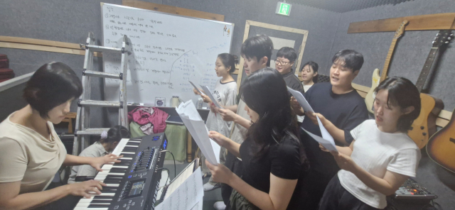 방음시설이 된 연습실 방에서는 김찬송 씨의 연주에 맞춰 합창 연습이 한창이었다. 김희돈 기자