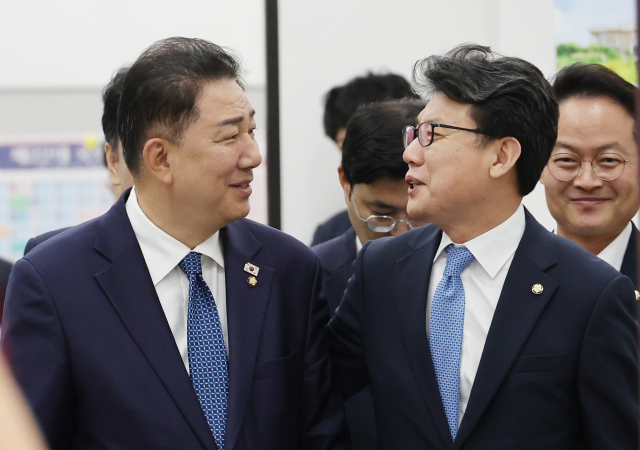 더불어민주당 김병기 당대표 직무대행 겸 원내대표가 7월 31일 서울 여의도 국회에서 열린 정책조정회의에 참석하며 진성준 정책위의장과 대화하고 있다. 연합뉴스