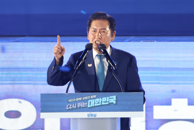 더불어민주당 정청래 신임 당대표가 2일 고양 킨텍스에서 열린 전국당원대회에서 당대표직 수락연설을 하고 있다. 연합뉴스