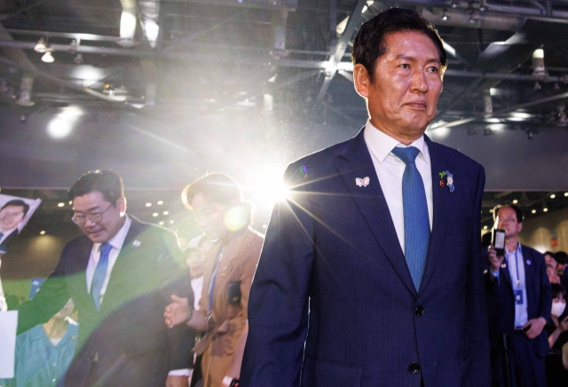 더불어민주당 정청래 신임 당대표가 2일 고양 킨텍스에서 열린 전국당원대회에서 당대표직 수락연설을 하기 위해 무대에 오르고 있다. 연합뉴스