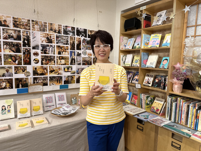일본 유일 한국어 서점과 출판사를 운영하는 김승복 대표가 자신이 쓴 책 <결국 다 좋아서 하는 거잖아요>를 들고 포즈를 취했다. 도쿄(일본)=김은영 기자 key66@