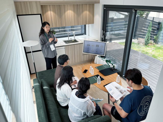 방문객들이 모듈러 주택 ‘LG 스마트코티지’에서 설명을 듣고 있다.LG전자 제공