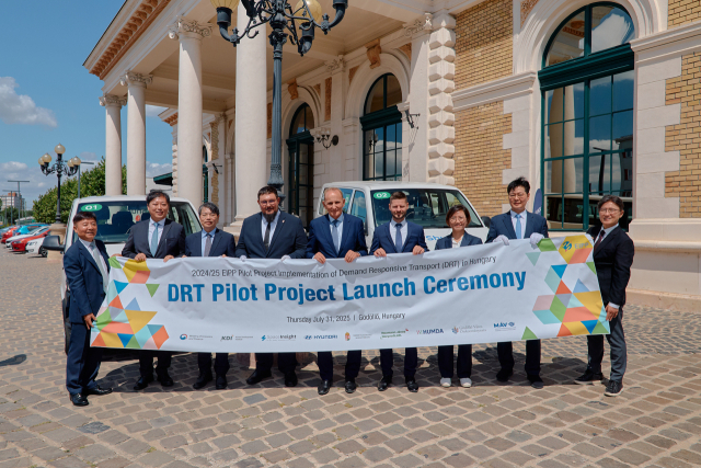 현대자동차는 지난달 31일(현지시간) 헝가리 괴될뢰시에서 열린 ‘헝가리 수요응답교통 서비스 개통식’에서 한국과 헝가리 정부 관계자, 현대차 관계자들이 포즈를 취하고 있다.현대차 제공
