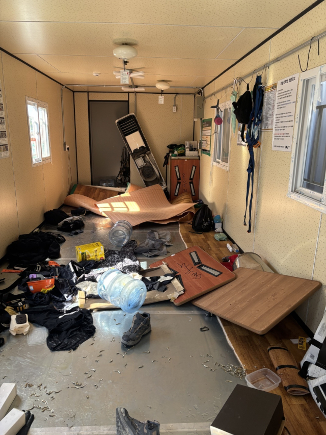 민주노총 플랜트노조 조합원들이 폭력을 행사하면서 울산 샤힌 프로젝트 건설현장 내 근로자 휴게실이 아수라장으로 변해 있다. 독자 제공