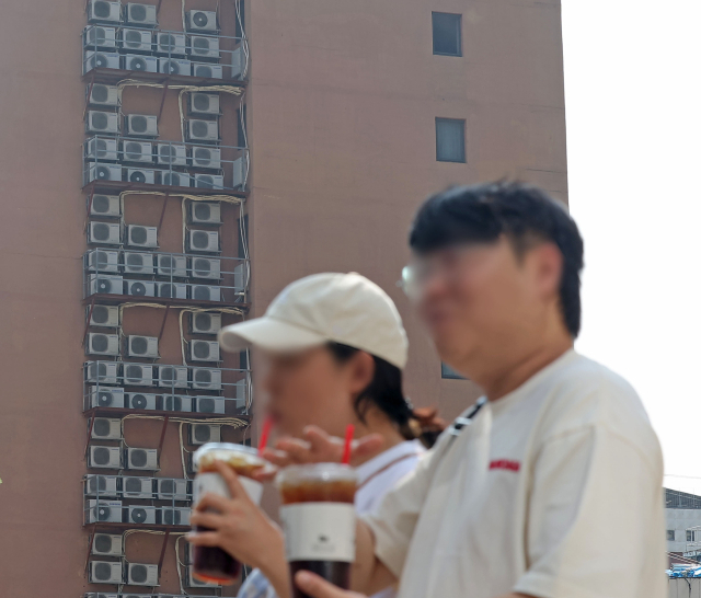 계속되는 폭염으로 최대 전력 수요가 한여름 수준으로 치솟는 가운데 서울 시내 한 건물에 에어컨 실외기들이 다닥다닥 붙어 있다. 연합뉴스
