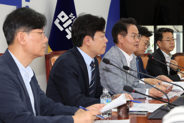 더불어민주당 허영 원내정책수석이 3일 서울 여의도 국회에서 열린 노조법 2·3조 개정 관련 기자간담회에서 발언하고 있다. 왼쪽부터 정흥준 서울과학기술대 교수, 김현정 원내대변인, 허영 원내정책수석, 이용우 원내부대표, 박홍배 원내부대표. 연합뉴스