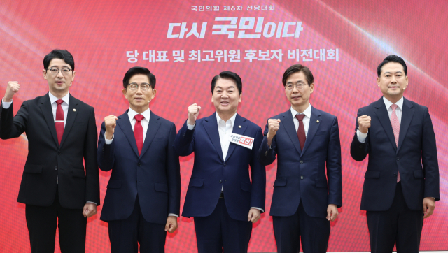 3일 서울 여의도 국민의힘 당사에서 열린 제6차 전당대회 후보자 비전대회에서 주진우·김문수·안철수·조경태·장동혁(왼쪽부터) 당 대표 후보들이 기념촬영하고 있다. 연합뉴스
