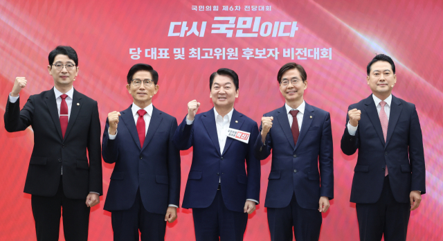 3일 서울 여의도 국민의힘 당사에서 열린 제6차 전당대회 후보자 비전대회에서 주진우(왼쪽부터)·김문수·안철수·조경태·장동혁 당 대표 후보들이 기념촬영 하고 있다. 연합뉴스