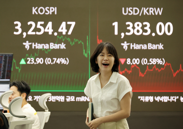 코스피가 3254.47에 장을 마치며 연고점을 재차 경신했던 지난달 30일 서울 하나은행 본점 딜링룸에서 딜러들이 업무를 보고 있다. 연합뉴스