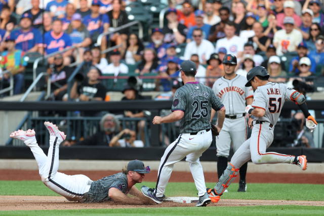 샌프란시스코 이정후가 3일(한국 시간) 2025 미프로야구 메이저리그 뉴욕 메츠전에서 8회 잘 맞은 타구를 치고도 상대 1루수의 호수비에 막혀 1루에서 아웃되고 있다. AFP연합뉴스