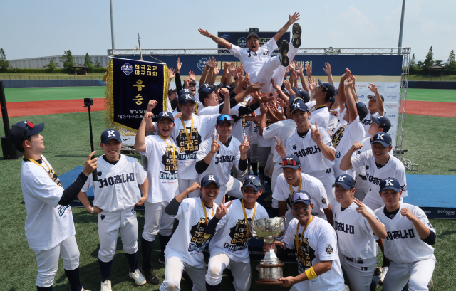 경남고 선수들이 지난 2일 경북 포항시에서 막을 내린 제59회 대통령배 전국고교야구대회에서 첫 우승한 뒤 전광열 감독을 헹가래 치며 기뻐하고 있다. 중앙일보 제공