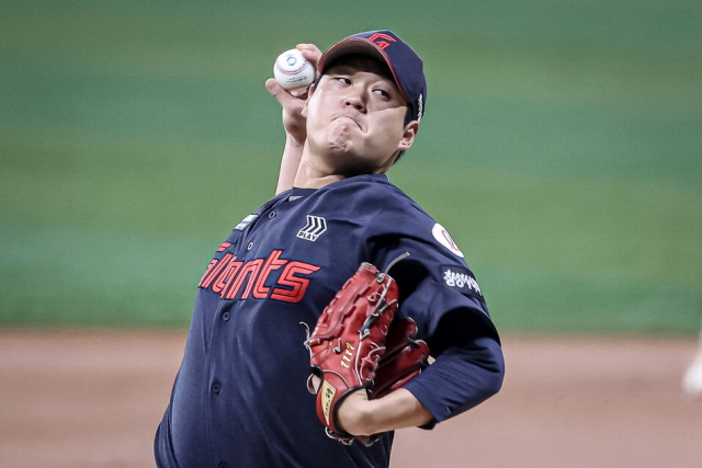 롯데 자이언츠의 ‘선발야구’를 이끌며 2025 프로야구 가을야구 진출과 한국시리즈 우승을 꿈꾸는 박세웅, 이민석, 나균안(위에서부터)이 선발 등판한 경기에서 공을 던지고 있다. 롯데 자이언츠 제공