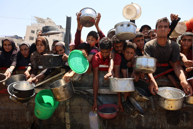 2일(현지 시간) 가자지국 배급소에 식량을 받으러 모인 팔레스타인 주민들. AFP연합