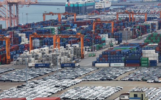 한국과 미국의 관세 협상이 타결된 지난달 31일 경기도 평택항에 세워져 있는 수입차 뒤로 컨테이너가 쌓여 있다. 연합뉴스