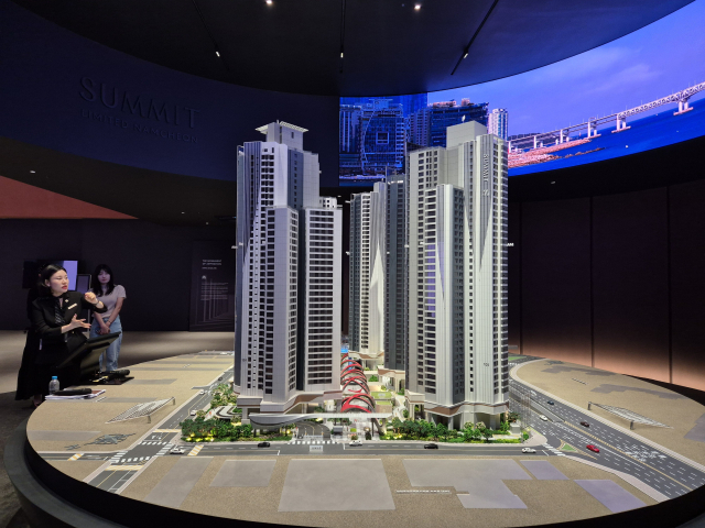 부산 수영구 옛 메가마트 부지에 들어서는 ‘써밋 리미티드 남천’의 평당 평균 분양가가 5191만 원으로, 부산 지역 최고 분양가를 경신했다. 써밋 리미티드 남천 단지의 모형.