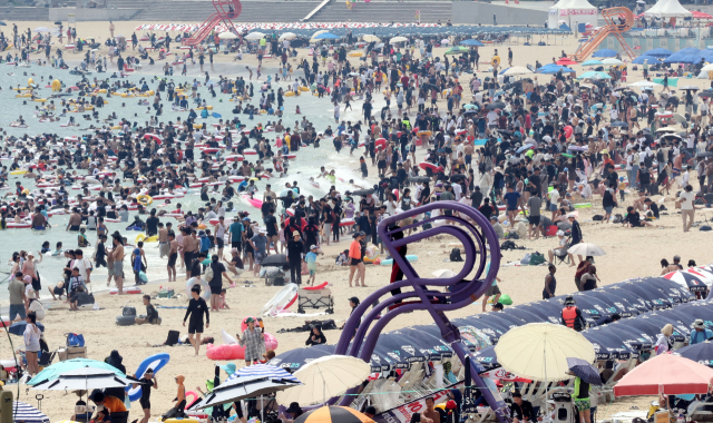 폭염특보 속 피서 절정기를 맞은 3일 오후 부산 해운대해수욕장이 전국에서 모여든 피서객으로 인산인해를 이루고 있다. 정종회 기자 jjh@