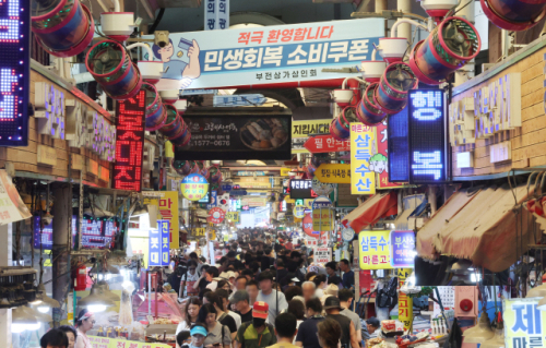 3일 오후 부산 부산진구 부전시장에 '민생회복 소비쿠폰'을 환영하는 상인회의 현수막이 내걸려 있다. 정종회 기자 jjh@