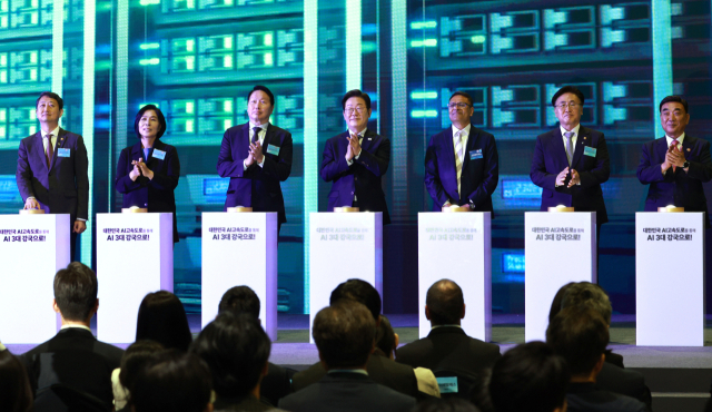 이재명 대통령이 지난 6월 20일 울산전시컨벤션센터에서 열린 ‘울산 인공지능(AI) 데이터센터 출범식’에서 참석자들과 함께 기념 세리머니에 참여하고 있다. 왼쪽부터 안덕근 산업통상자원부 장관, 최민희 국회 과학기술정보방송통신위원장, 최태원 SK그룹 회장, 이 대통령, 아마존웹서비스(AWS) 프라사드 칼야나라만 인프라 총괄 대표, 유상임 과학기술정보통신부 장관, 김두겸 울산광역시장. 대통령실통신사진기자단 제공
