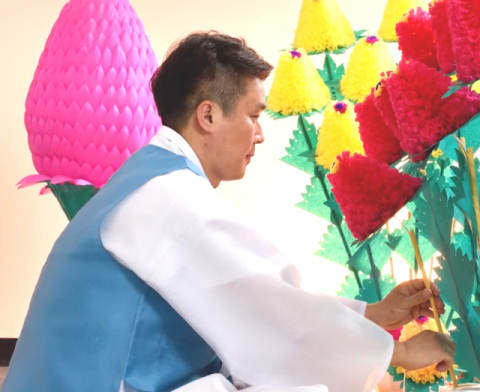 정연락 씨가 지화(종이꽃)를 만들고 있다. 동해안별신굿 보존회 제공