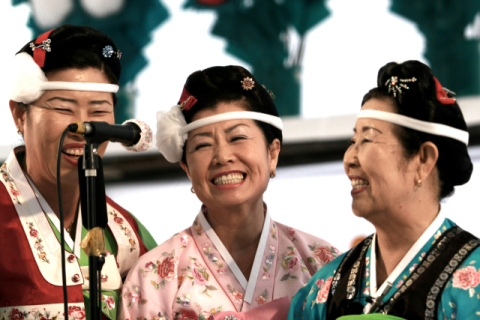 김동언, 김동연, 김영희 씨 세 자매가 공연을 하고 있다. 동해안별신굿 전수회 제공